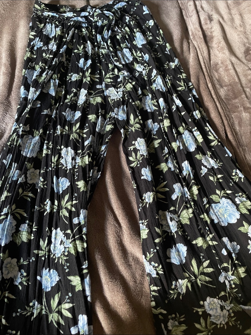 American Eagle Outfitters Black Floral Two-Piece Set with Light Blue Blooms - Picture 6 of 8